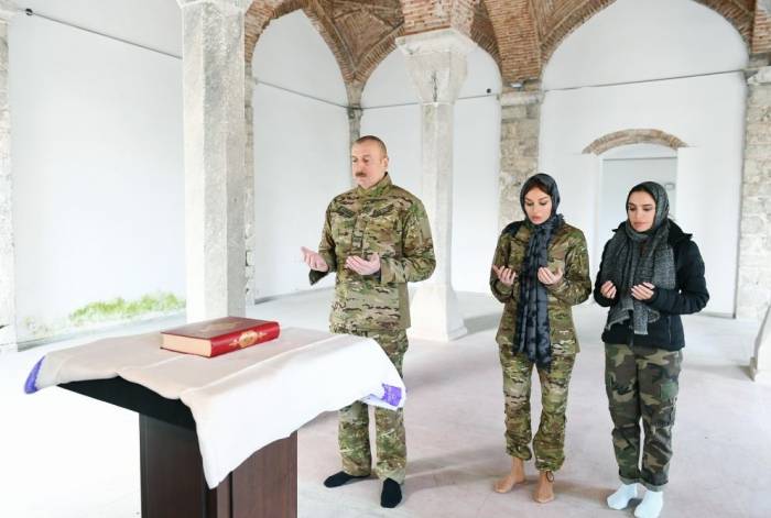 Ильхам Алиев и Мехрибан Алиева посетили мечеть в Шуше - ФОТО