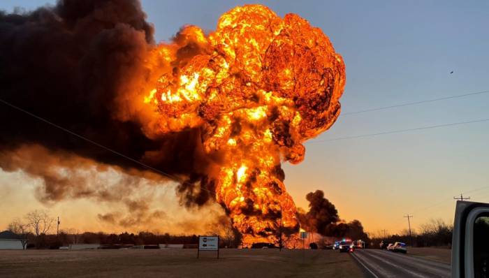 Поезд с нефтью взорвался после столкновения с грузовиком в США
