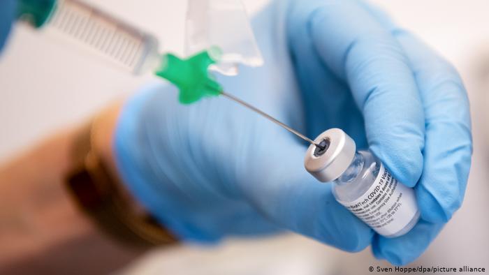 В Швейцарии после прививки от коронавируса умерли 16 человек
