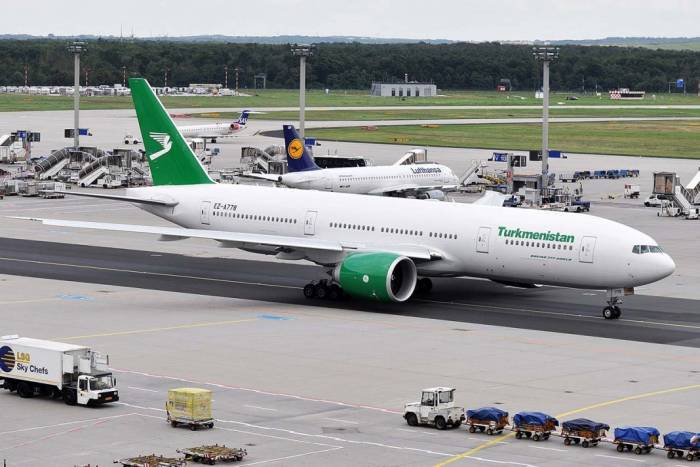 В Туркменистане начинают грузовые авиаперевозки пассажирскими самолетами
