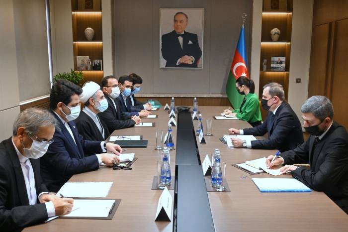 Глава МИД Азербайджана встретился с председателем парламентской комиссии Ирана