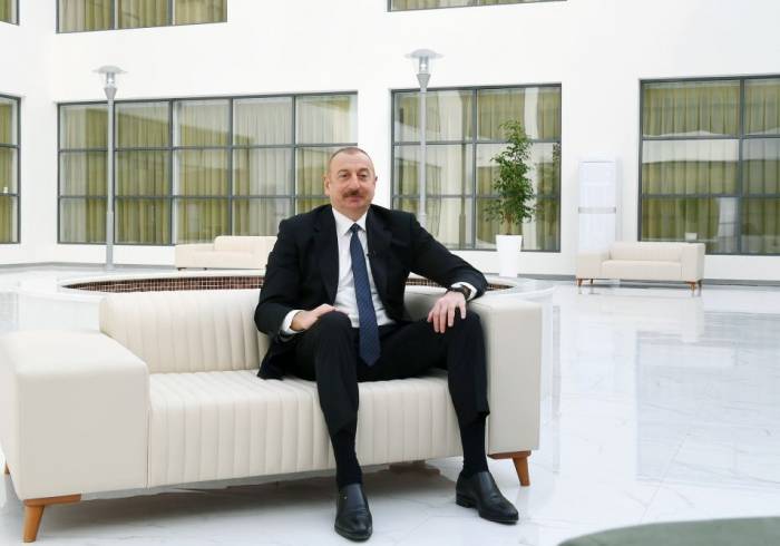 Ильхам Алиев дал интервью Азербайджанскому телевидению - ФОТО