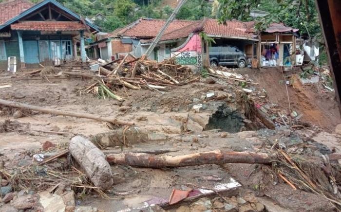 Более 1 тыс. человек эвакуировали из-за муссонных наводнений в Джакарте
