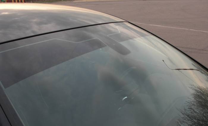 Запрещается наиклевание цветной пленки на верхнюю часть лобового стекла автомобилей

