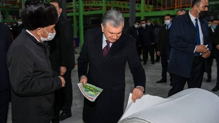 Президент Узбекистана открыл фабрику по производству бумаги из камня
