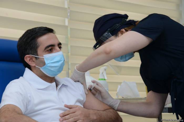 Главы Госагентства по ОМС и TƏBİB получили вторую дозу вакцины от COVID-19

