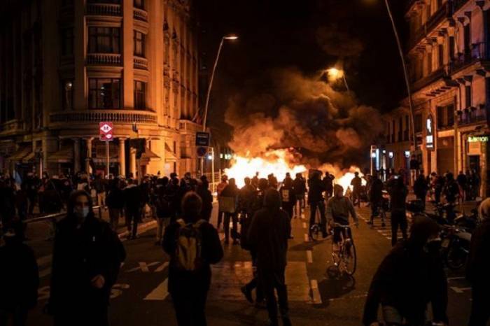 За участие в беспорядках в Испании за сутки задержали более 30 человек

