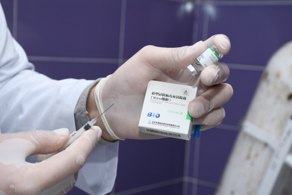 В Дубае начали прививать население от COVID-19 китайской вакциной
