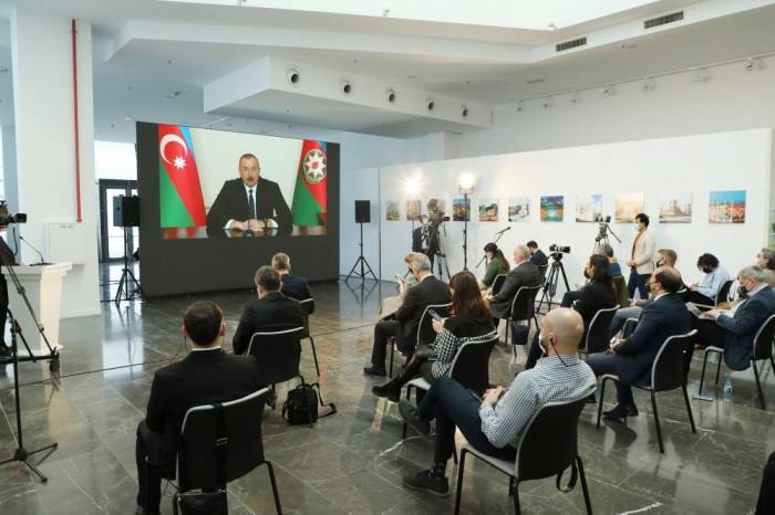 В течение продолжавшейся более 4 часов пресс-конференции Президент Ильхам Алиев ответил на около 50 вопросов
