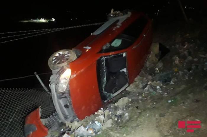 В Баку автомобиль упал в овраг, есть пострадавший 
