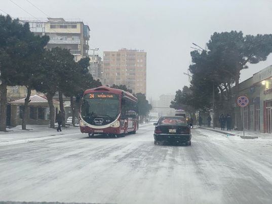 Бакинское транспортное агентство о ситуации на дорогах в связи со снежной погодой 