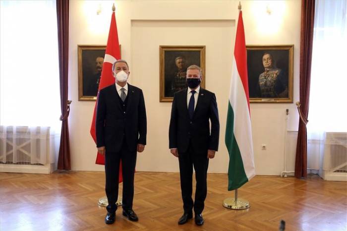 Азербайджан стал темой переговоров министров обороны Турции и Венгрии