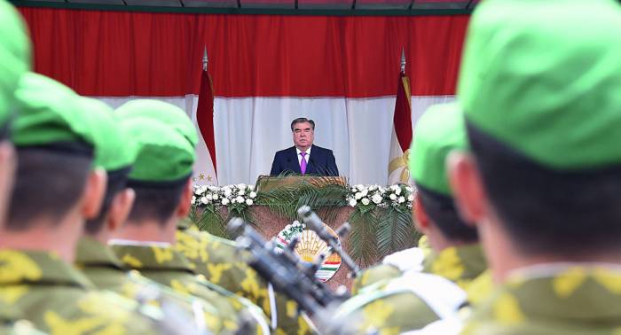 Рахмон поздравил таджикистанцев с Днем вооруженных сил
