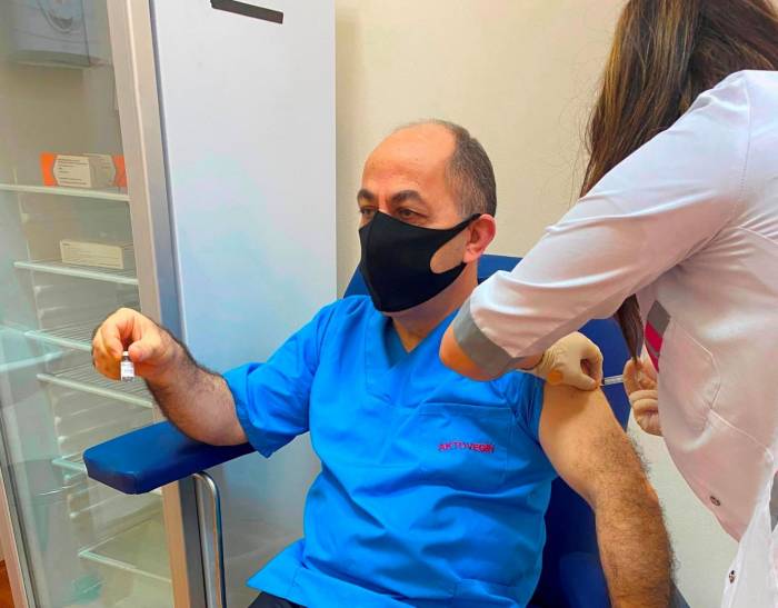 Профессор Азербайджанского медуниверситета призвал не верить слухам по поводу вакцинации
