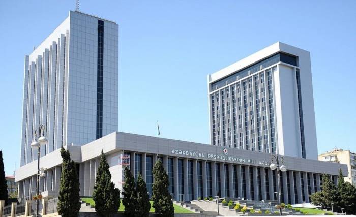 Парламент Азербайджана обнародовал зарплаты депутатов
