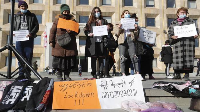 В Тбилиси проходит митинг против ограничений, введенных из-за коронавируса