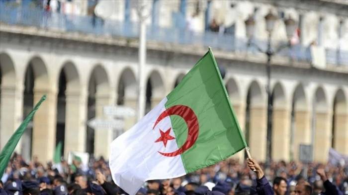 Президент Алжира распустил парламент