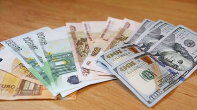 Доллар и евро на торгах 4 февраля подешевели, российский рубль подорожал