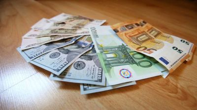 Белорусский рубль на торгах 10 февраля укрепился к трем основным валютам