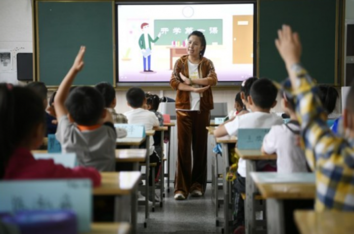 В Китае ученикам запретили пользоваться мобильными телефонами в школах