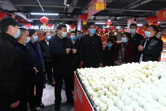 Си Цзиньпин посетил супермаркет и жилую общину в Гуйяне