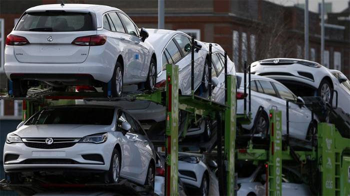 Продажи новых автомобилей в Европе в феврале упали на 19,3%
