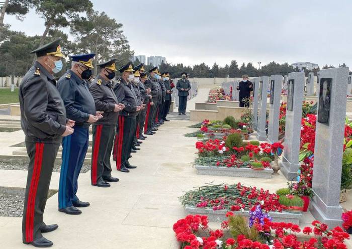 Руководство министерства обороны посетило вторую Аллею почетного захоронения по случаю праздника Новруз