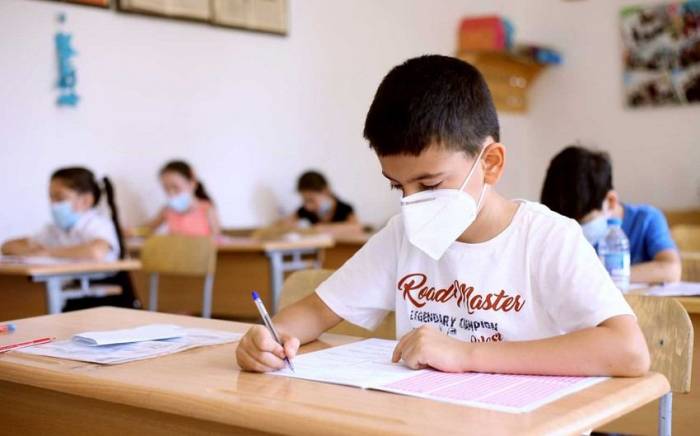 В школах Азербайджана намерены уменьшить количество экзаменов
