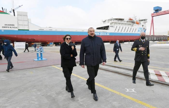 Ильхам Алиев и Мехрибан Алиева приняли участие в церемониях спуска на воду судна "Зарифа Алиева" и ввода в эксплуатацию первого парома "Азербайджан" ФОТО- ОБНОВЛЕНО