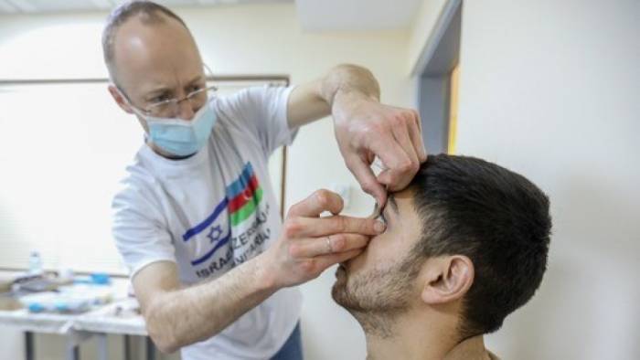 Ослепшие азербайджанские солдаты снова видят благодаря израильским врачам - ФОТО
