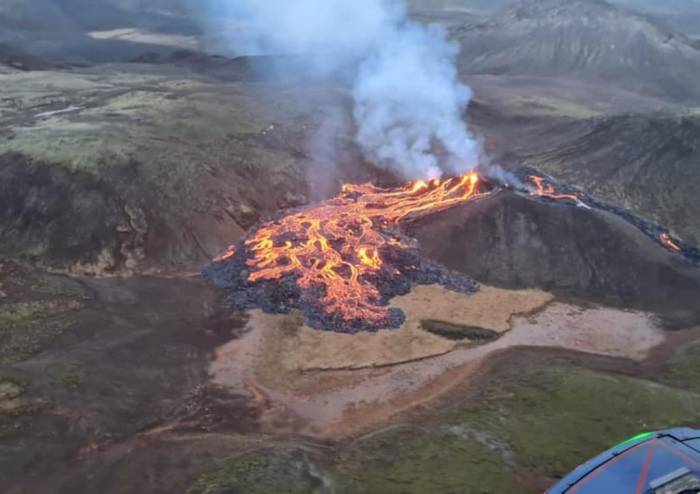 Власти Исландии снизили уровень опасности для авиации в связи с извержением вулкана