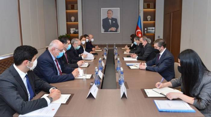 Джейхун Байрамов принял председателя Комиссии по внешним связям парламента Турции
