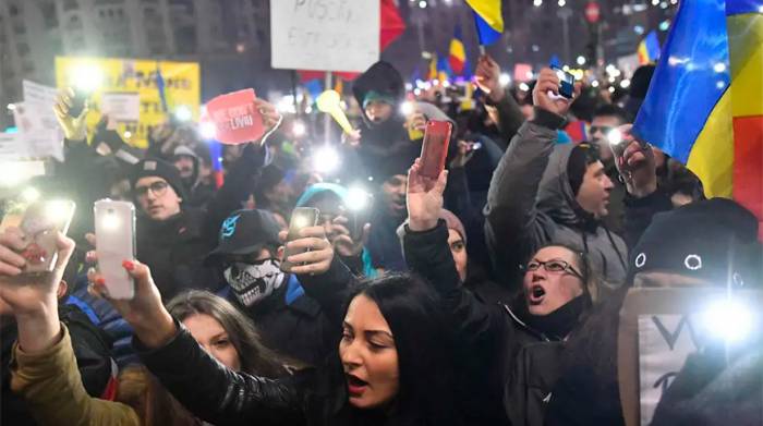 Протесты из-за ковид-ограничений в Румынии переросли в стычки с жандармами
