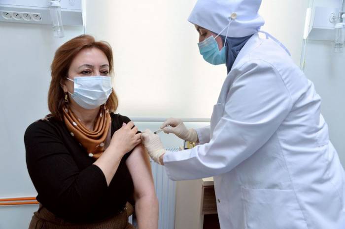Коллектив Управления образования Баку подключился к процессу вакцинации