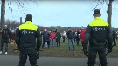 В Гааге прошла акция протеста против карантина, полиция применила водометы