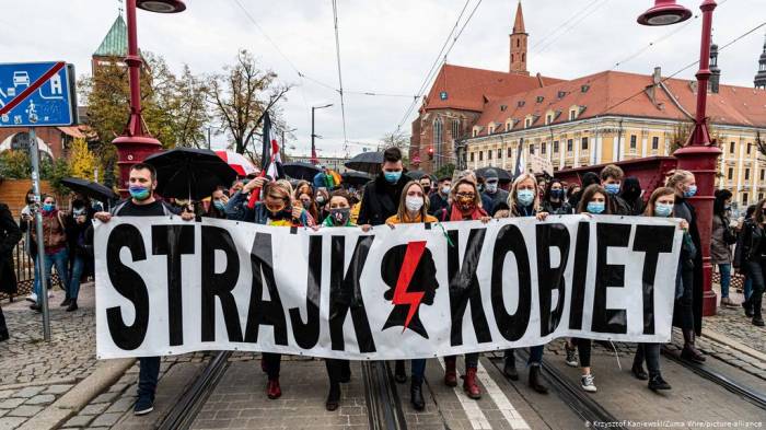 Жители Варшавы вышли на марш протеста из-за введения в стране масштабных карантинных мер