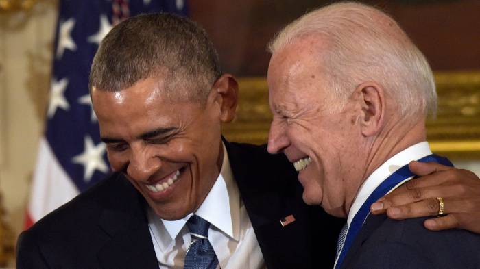 В Белом доме заявили, что Байден регулярно консультируется с Обамой