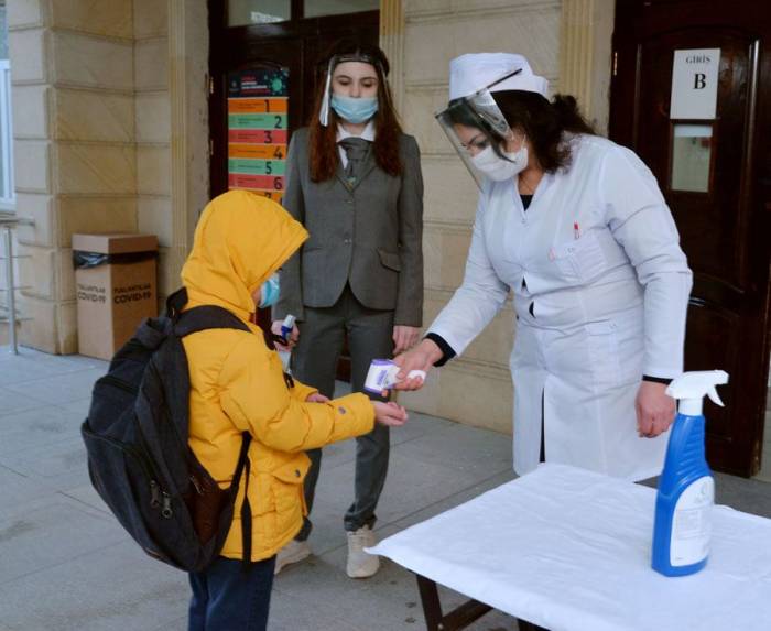В Азербайджане еще две школы закрылись из-за коронавируса
