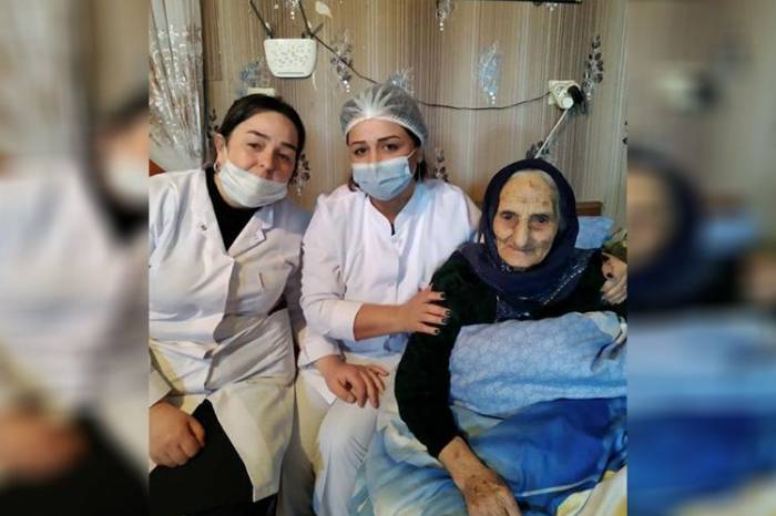 В Сумгайыте 99-летней женщине сделали прививку от COVID-19 
