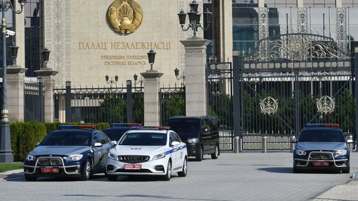 К резиденции Лукашенко в Минске стянули спецтехнику