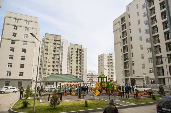 Жители Гянджи, чьи дома были разрушены в результате ракетных ударов Арменией по городу, получили новые квартиры - ФОТО
