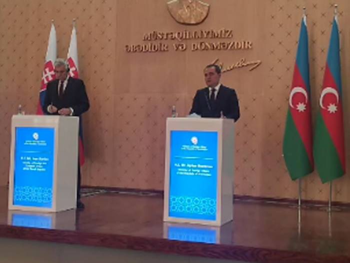 Проходит пресс-конференция глав МИД Азербайджана и Словакии