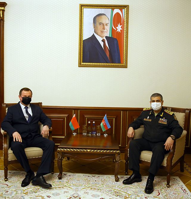 Минобороны Азербайджана обсудил с послом Беларуси перспективы развития военного сотрудничества
