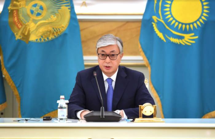 Президент Казахстана поручил выяснить причину падения самолета близ Алматы