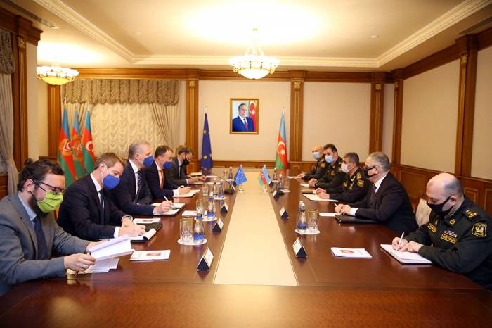 Министр обороны Азербайджана провел встречу со спецпредставителем ЕС по Южному Кавказу