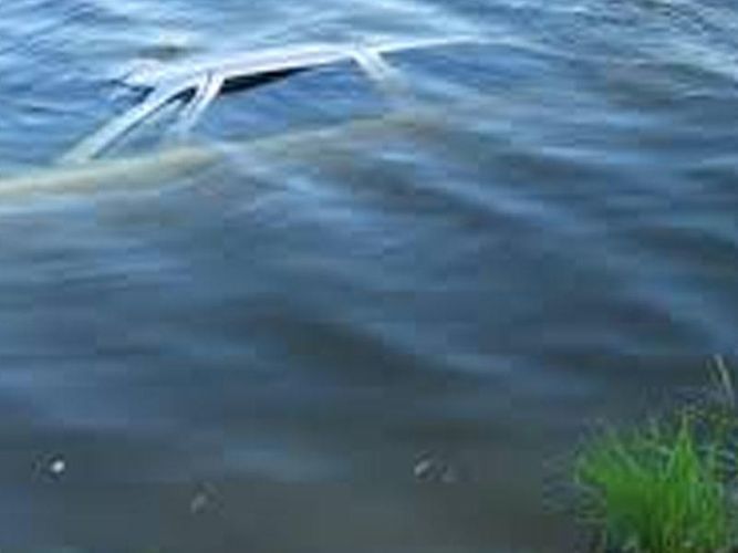 В Кюрдамире легковой автомобиль упал в водный канал
