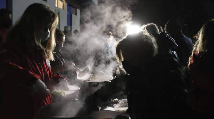 Тысячи людей в Греции вынуждены проводить ночь на открытом воздухе после мощного землетрясения
