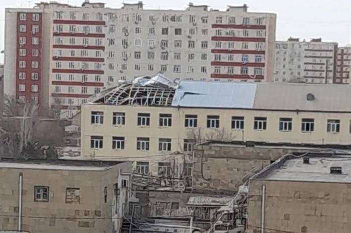 В Баку ветер снес часть крыши здания средней школы №319 – ФОТО