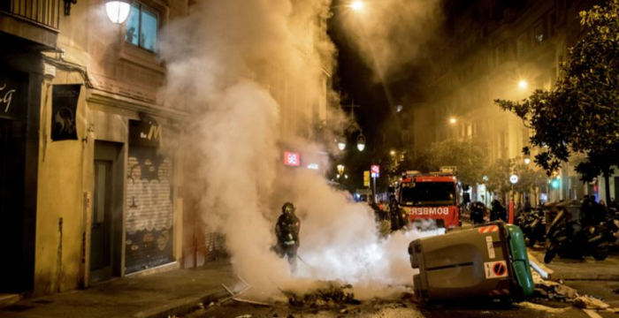 В Барселоне протестующие забросали полицию камнями и краской