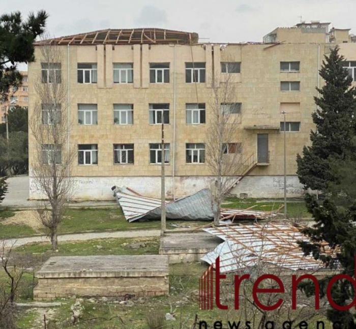 В Баку сильный ветер снес крышу школы